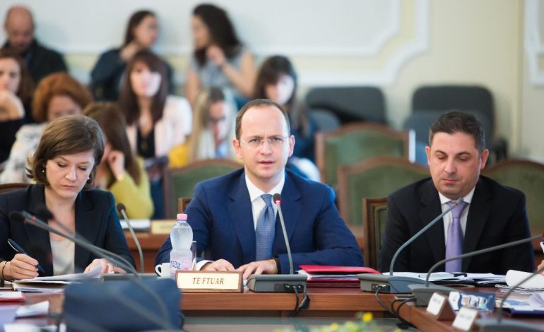 Ditmir Bushati: Greqishtja, gjuhë zyrtare edhe në administratë