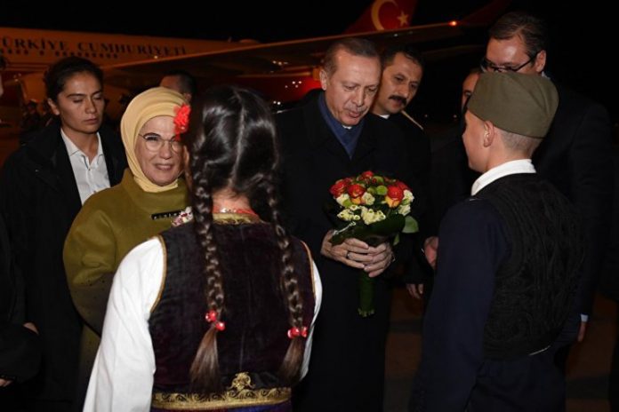 Erdogan në Serbi pritet si Putin. Ja mesazhi që përcolli