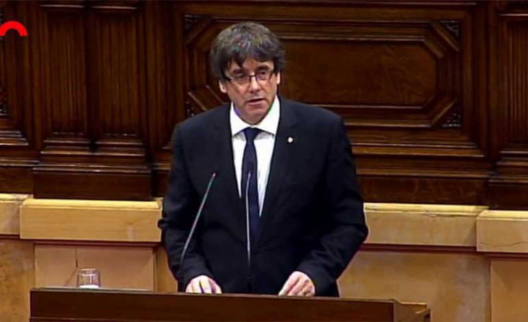 Katalunjë, pezullohet pavarësia. Puigdemont: Mundësi për dialog