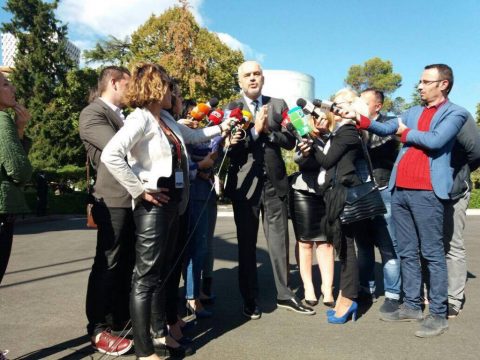 Rama shpërthen ndaj gazetarëve: As nuk lexoni as nuk dëgjoni, t’iu vijë turp!