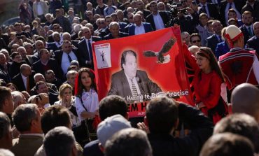 Ceremonia për Azem Hajdarin në Tropojë, të pranishëm edhe kundërshatrët e Bashës