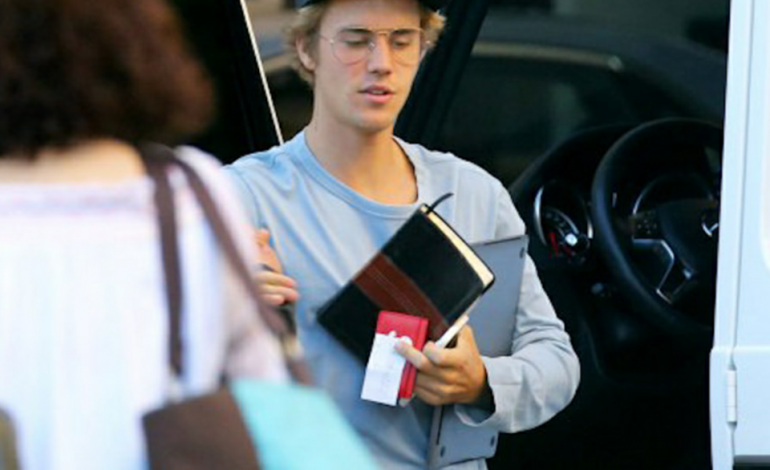 Justin Bieber del me bibël në dorë nga palestra