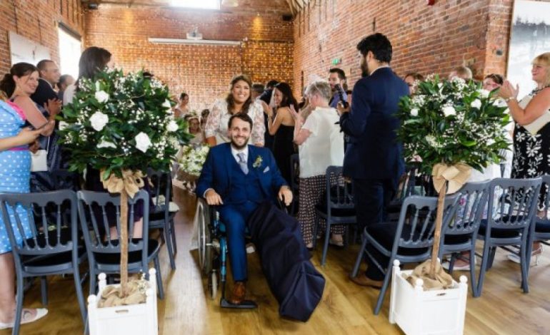 Pëson aksident, Liam Reid shkon në dasmë me karrocë