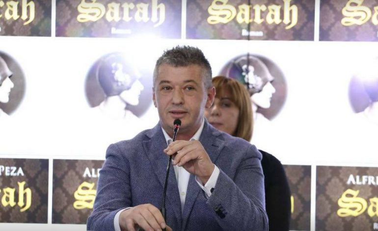 E RRALLE/ Një gazetare me emrin “Sarah” interviston Alfred Pezën për romanin “Sarah”/ VIDEO
