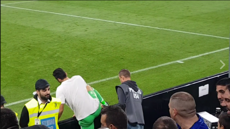 VIDEO/ Gjest i rrallë që Bufon bëri mbrëmë, shkon te ultrasit e Lacios dhe u dhuron fanellën