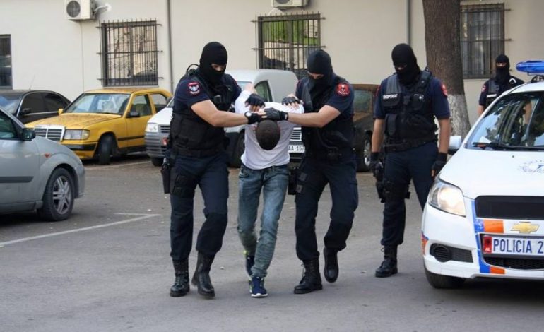 Arrestohen dy të rinjtë nga Tirana, grabitën 37-vjecarin nga Durrsi