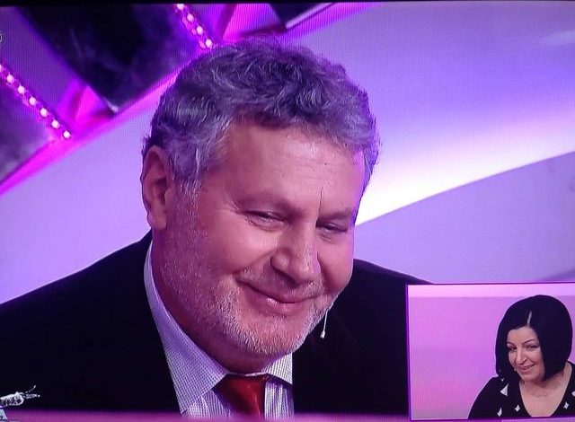 Viktimat e Gjirokastrës/ Gruaja i bëri burrit live në TV një surprizë (Video)