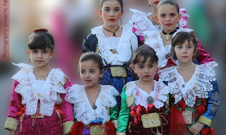 E dinit? Sot është dita botërore e vajzave të vogla