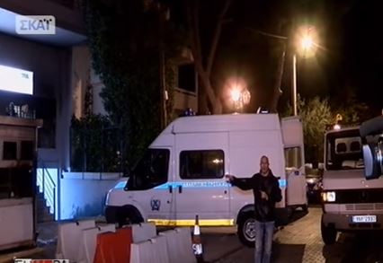 Athinë/ Sulmohet me bomba molotov rajoni i policisë (VIDEO)
