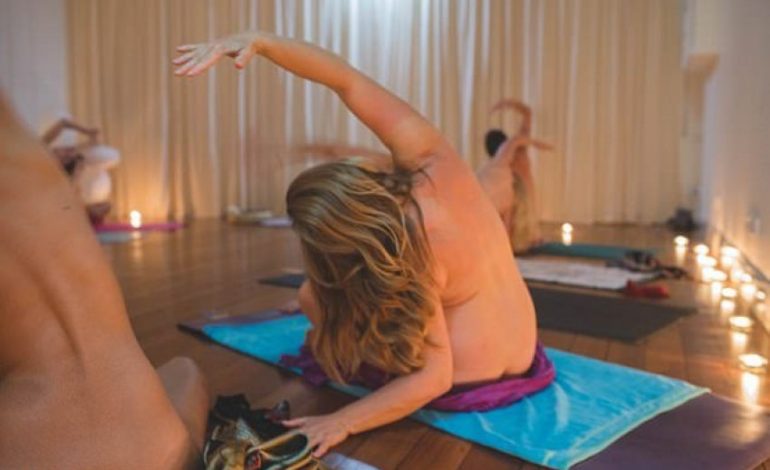 Largoni stresin duke bërë yoga nudo (Foto+18)