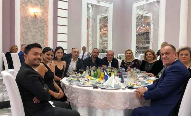 Mbrëmja që bëri bashkë emra të njohur të skenës