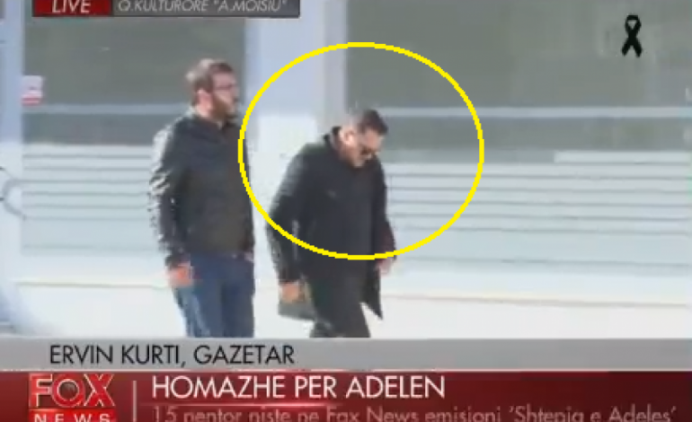 Kokëulur, duke fshirë lotët, Bjordi Mezini te homazhet për Adela Xhamanin