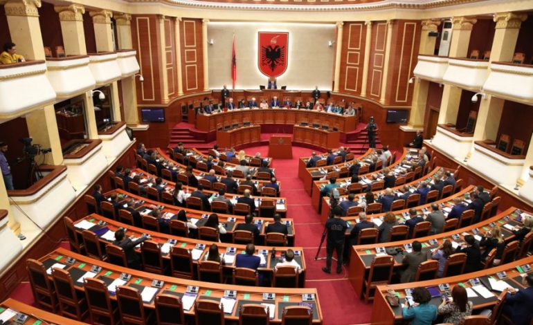 SKANDALOZE/ Deputetët shohin pornografi gjatë seancave parlamentare