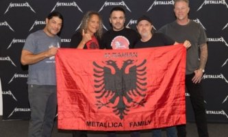 Grupi legjendar “Metallica” pozon me flamurin kuqezi
