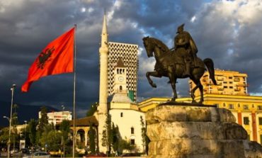 Shqipëria rrit pagat dhe pensionet