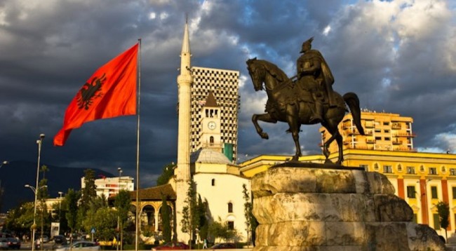 Shqipëria rrit pagat dhe pensionet