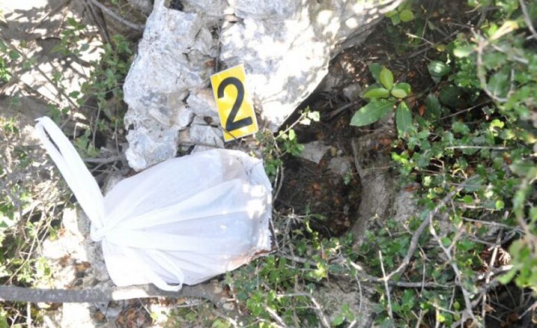 SHISH i lajmëron, policia gjen 6 kg tritol të hedhur në një kodër në Sarandë