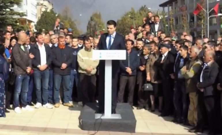 TROPOJE/ Ngrihet skulptura e Azem Hajdarit, Basha: Ai vazhdon të na ndriçojë…