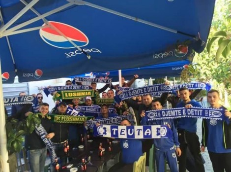 Bashkohen si rrallherë tifozeritë me njëra-tjetrën, lënë mënjanë rivalitetin dhe festojnë së bashku