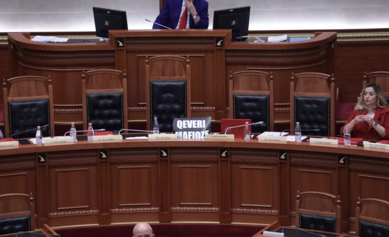 FOTOLAJM/ Opozita i lë Ramës në tavolinë sloganin që hapi sencën parlamentare