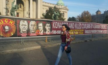 "PROVOKACIA"/ Banderola para Parlamentit në Beograd: Këta shqiptarë janë terroristë, kanë vrarë serbë!