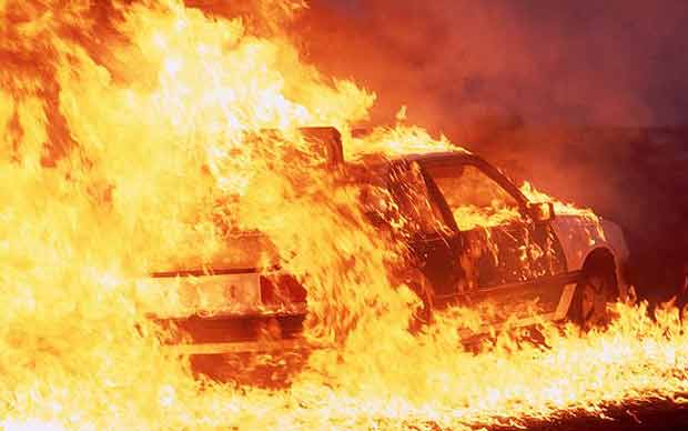 Policia e Sarandës jep detaje për zjarrin: Si u shkrumbuan 4 makina në pak minuta