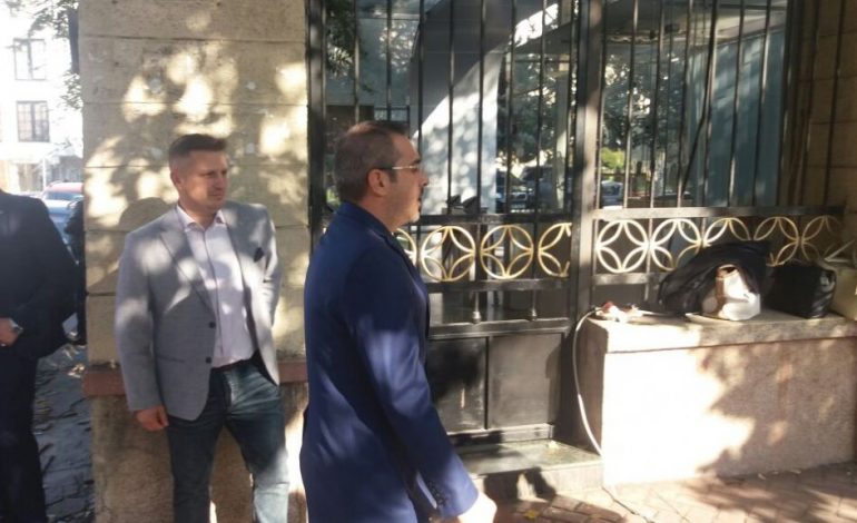 FOTOLAJM/ Mblidhen mbështetësit e Tahirit para kryesisë së Kuvendit