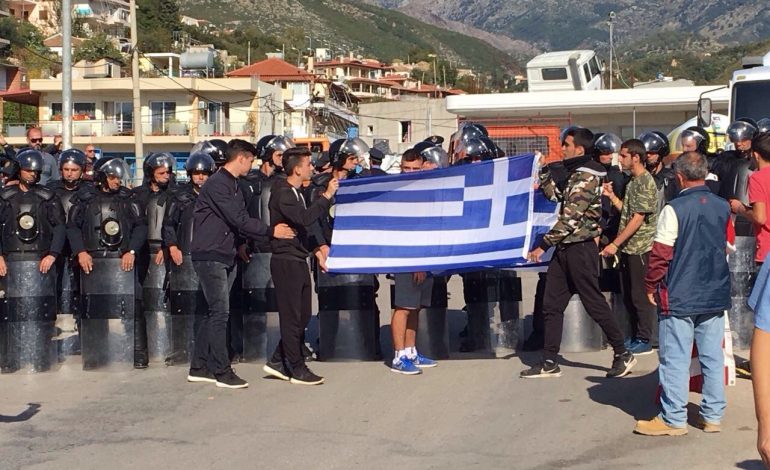 (VIDEO, FOTO) 22 objekte preken nga IKMT/ Himariotët protestojnë me flamuj grek dhe amerikan