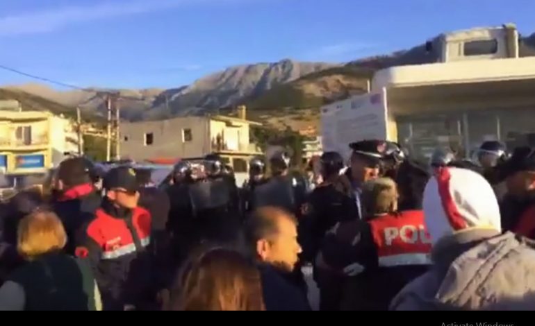 Aksion për shembjen e ndërtimeve pa leje në Himarë, përplasje polici-banorë (VIDEO)