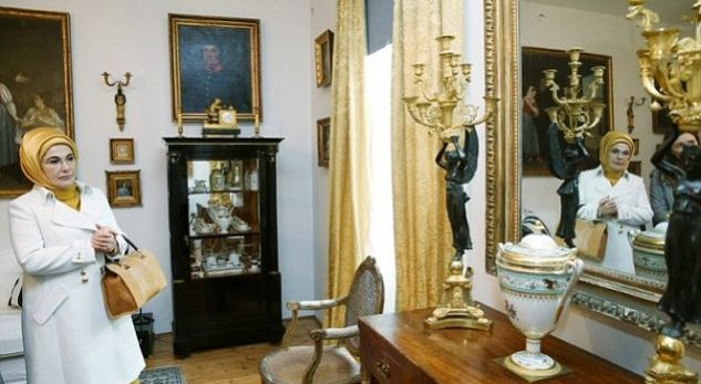 Jeta luksoze e gruas së Erdogan/ Pi çaj që kushton 1800 euro në gotë ari
