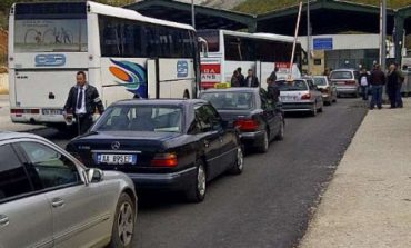 Kapshticë/ Rikthehen radhët e gjata në kufi, ndërhyn ministri Bushati