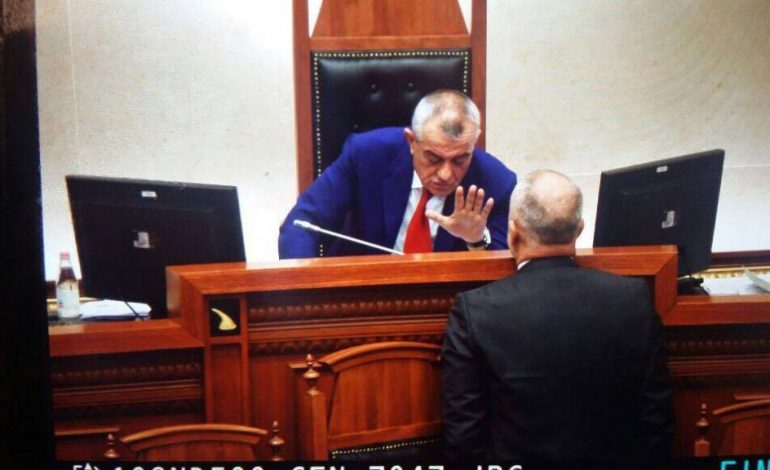 FOTOLAJM/ Seancë e tensionuar në Kuvend