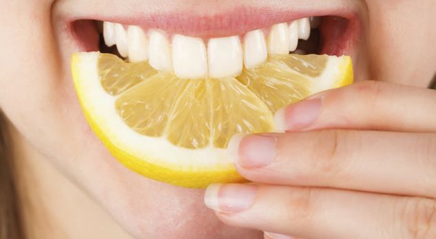 Pesë arsye pse duhet të hani limon