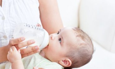 Nëna kujdes, shishet e biberonit rrisin obezitetin tek fëmijët