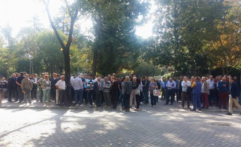 FOTOLAJM/ Kuvendi mbushet me mbështetësit e Tahirit: “Mos ki frikë o trim”