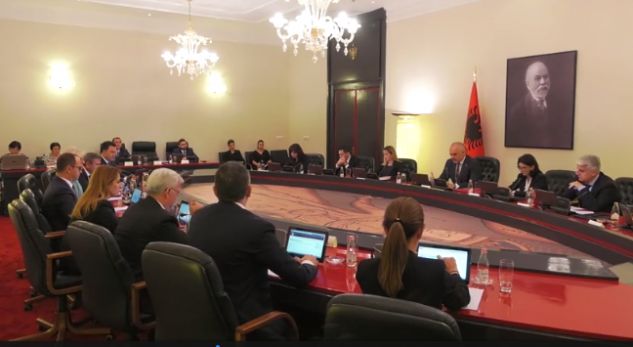 Qeveria ndryshon mendje, ia heq fondet Akademisë së Shkencave