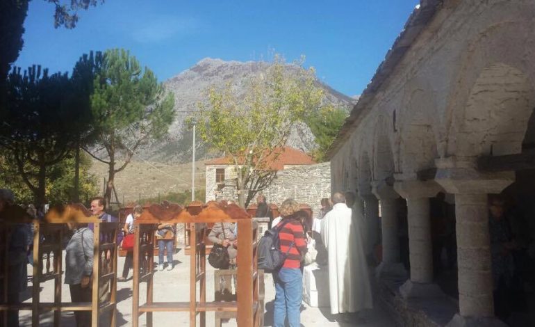 Mesha, qeveria shkakton përplasje mes Katolikëve dhe Ortodoksëve
