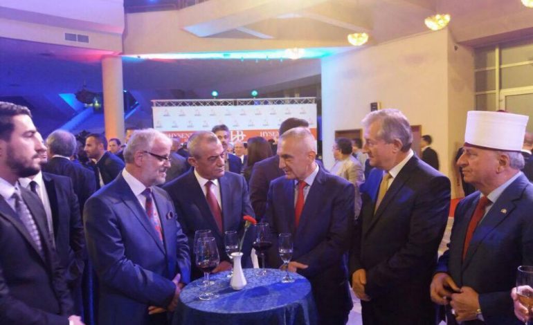 FOTO/ Meta dhe Ruçi “harrojnë” politikën dhe akuzat ndaj njëri-tjetrit