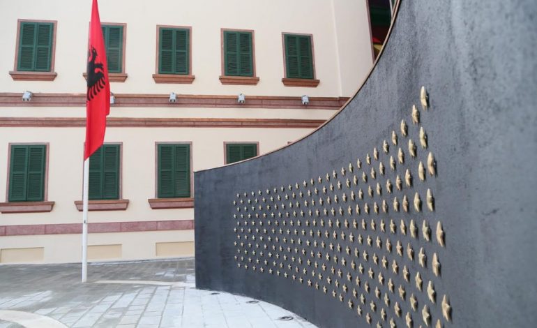 Nuk është vetëm 29 Nëntori: Ja një tjetër datë përkujtimore që ndan të djathtën nga e majta
