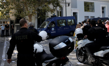 Anarkistët pro-katalonjas përplasën me ambasadën spanjolle në Athinë