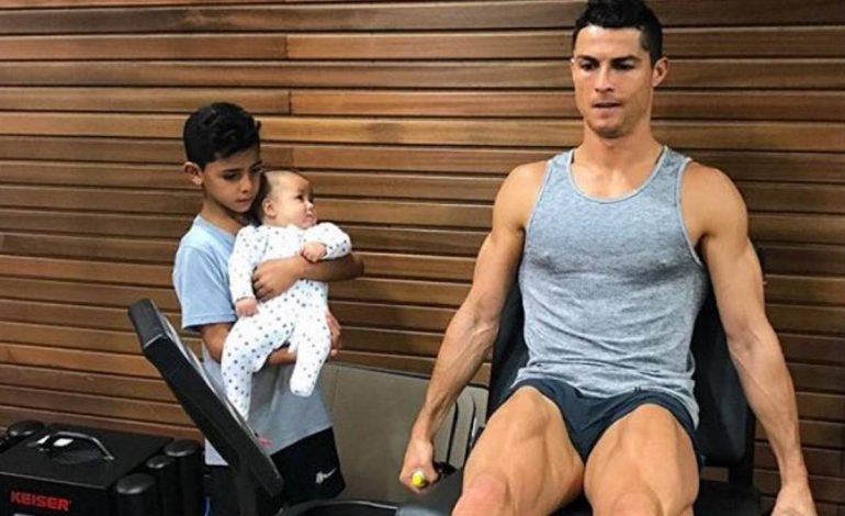 Ronaldo një baba i përkushtuar, merr fëmijët në palestër