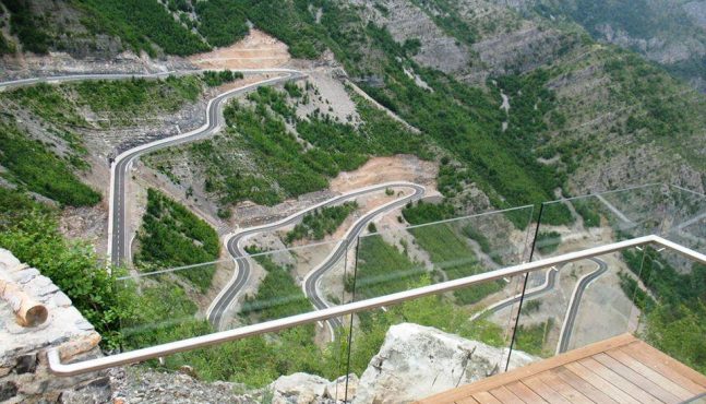 TRANSPORTI/ Shqipëria, rrugët më të mira në Ballkan. Në fund për atë ajror e hekurudhor!