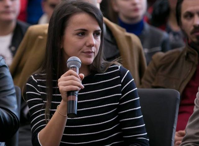 PROTESTA në “Rrugën e Kombit” reagon Rudina Hajdari: Ne duhet të distancohemi nga nxitja e dhunës