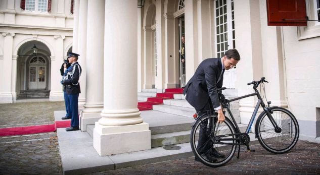 Formohet qeveria/ Kryeministri i Holandës shkon te mbreti me biçikletë