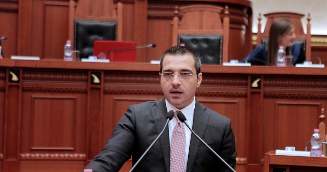 VIDEO, FOTO/ “Po pres drejtësinë”. Tahiri pas fjalës largohet nga Kuvendi