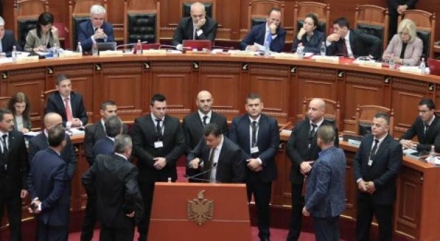 “Deja Vu” në Parlament! Noka nuk del nga salla, Gramoz Ruçi mbyll seancën