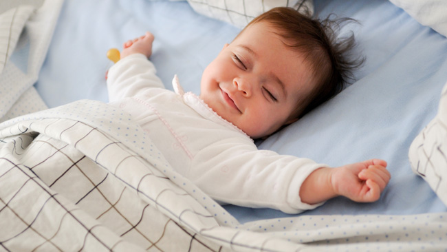Mosha e duhur që foshnja të flejë i ndarë nga prindi