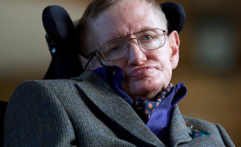 Publikohet online punimi i doktoraturës së Stephen Hawking, numër rekord shkarkimesh