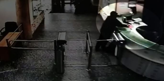 DETAJE/ Si u sulmua gazetarja në Rusi, brenda redaksisë (Video)