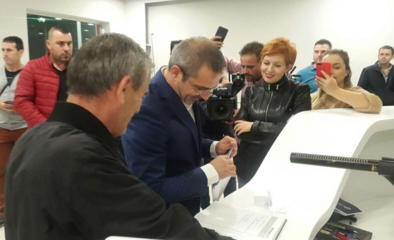 Punonjësi i Kuvendit i dorëzon Tahirit shkresën e Prokurorisë te Fevziu